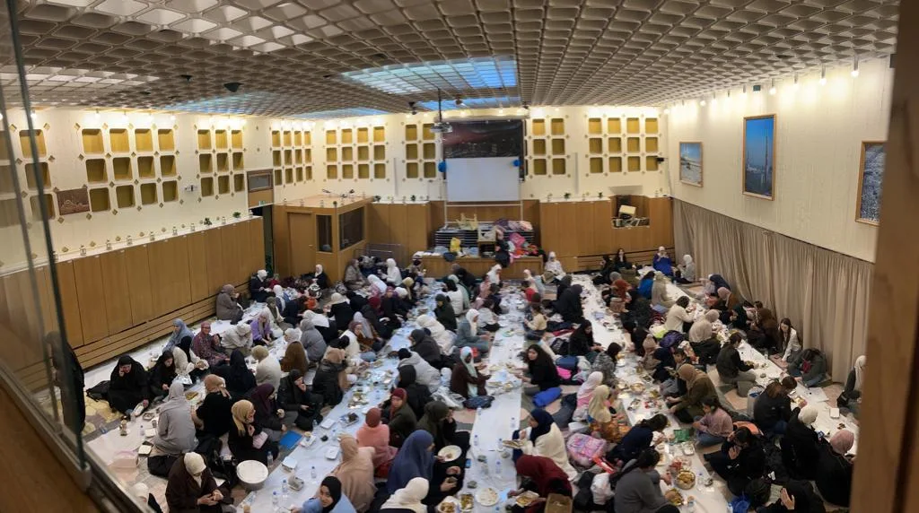 Gemeinsames Fastenbrechen im Saal des Islamischen Zentrums Aachen