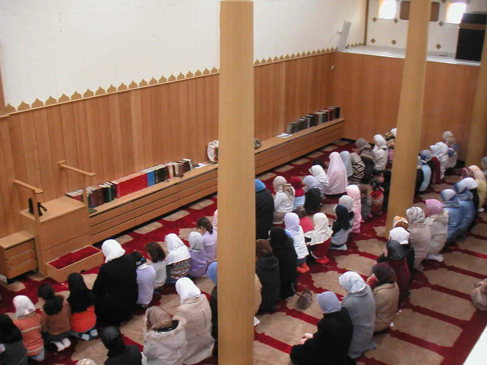 Mädchen und Frauen beim Gemeinschaftsgebet in der Bilal-Moschee